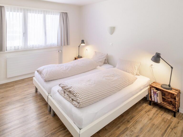 schlafzimmer chalet soldanella graechen 768x576