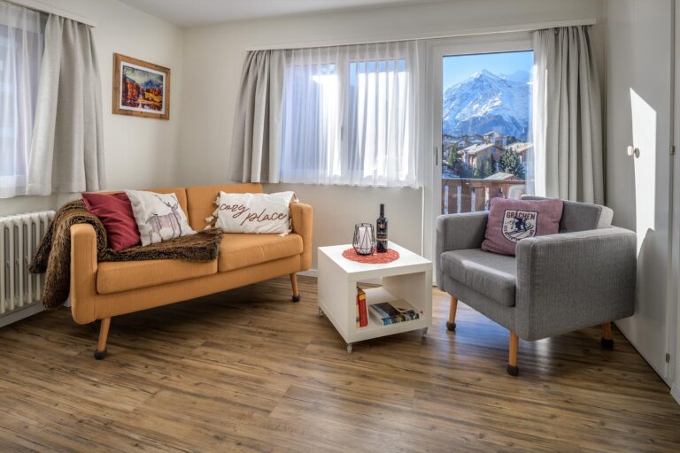 wohnzimmer chalet soldanella graechen 768x512