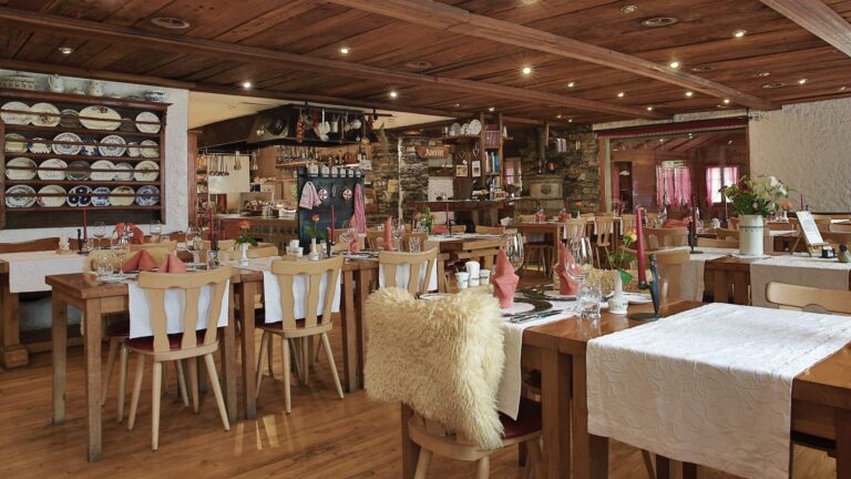 restaurant waldhues bodmen saas fee 01 768x432