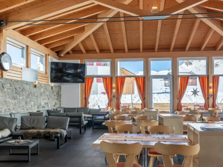 restaurant bergfreund fiescheralp 02 768x576
