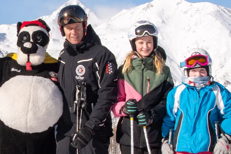gruppenunterricht schneesportschule graechen 03 768x512